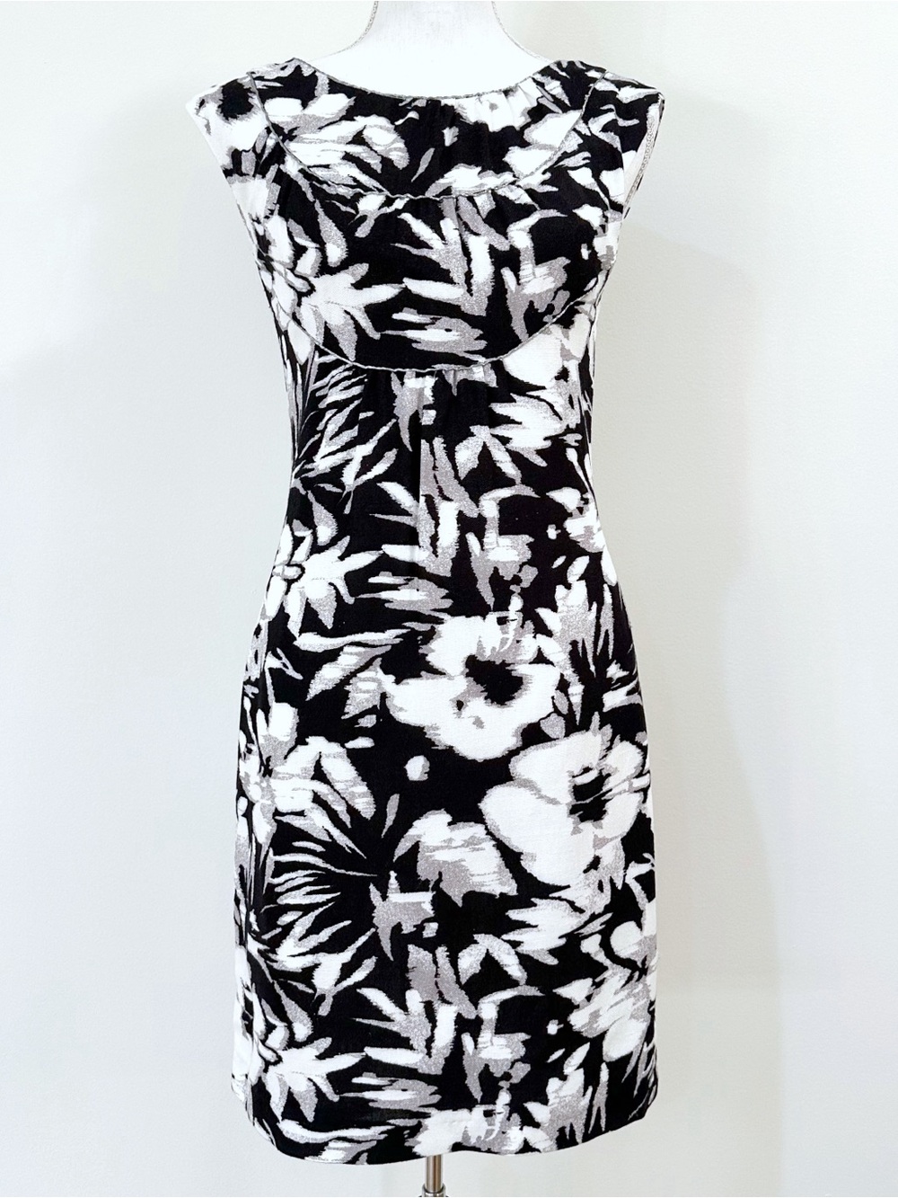 Searle Floral Black and White Sleeveless Dress Size 8